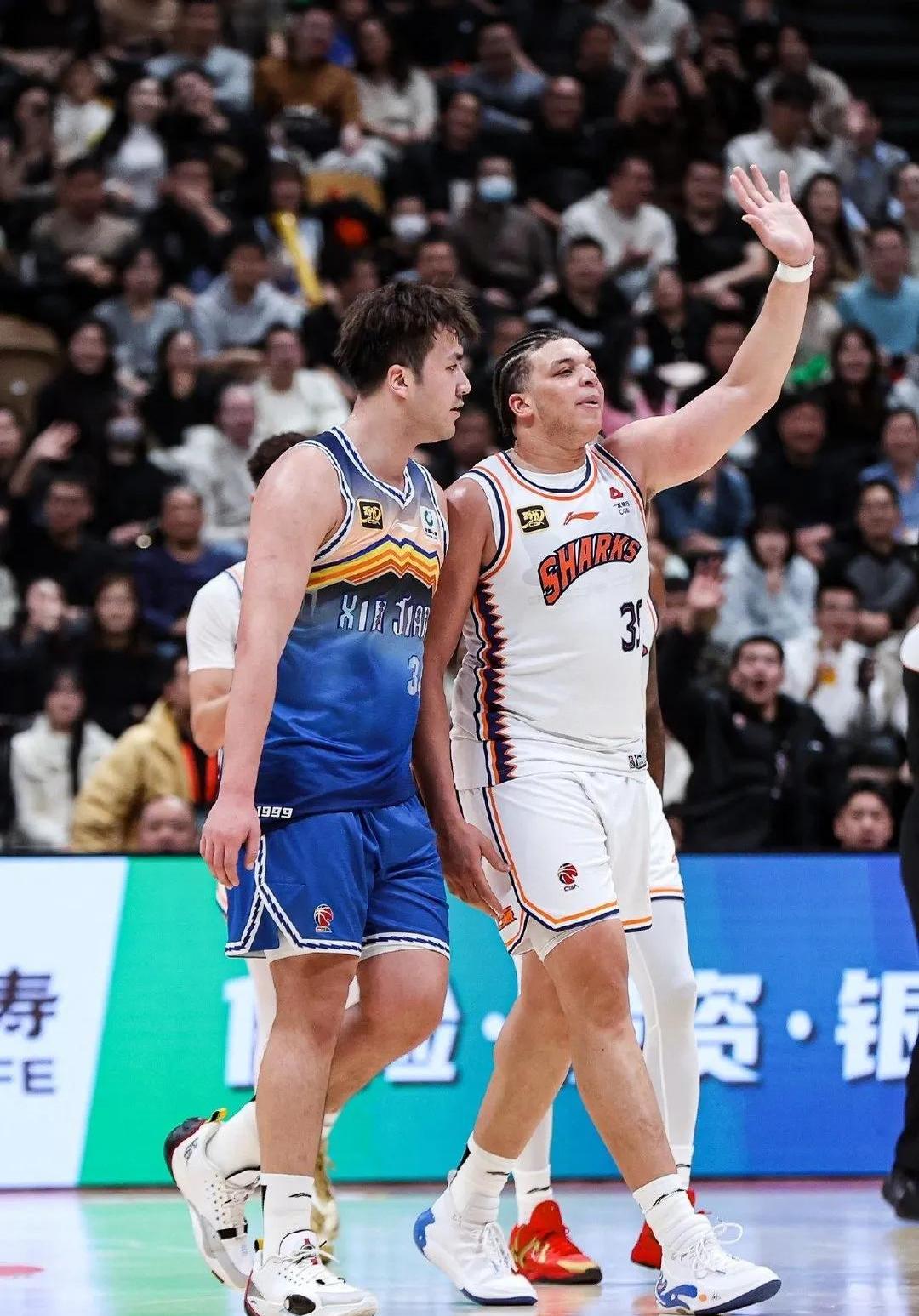 比赛中双方球员互相拼抢激烈，场面紧张